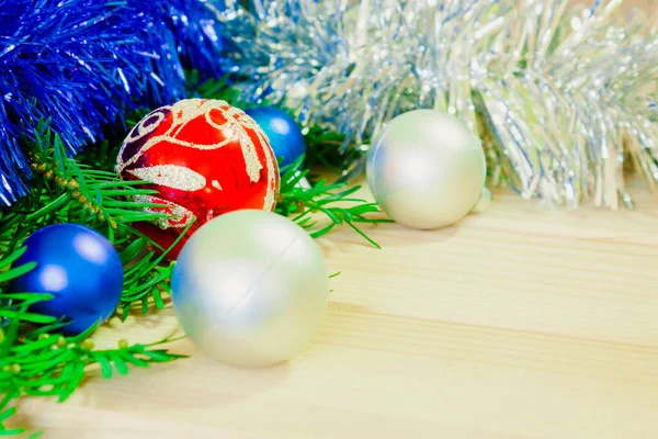 Kerst Achtergrond Met Dennenbomen Takken Decoraties Kerstballen Houten Plank — Stockfoto