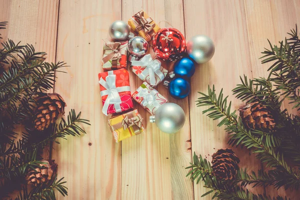 Kerst Achtergrond Met Dennenbomen Takken Cadeautjes Houten Bord Kleurrijke Kerstballen — Stockfoto