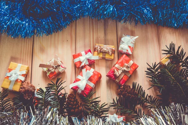 Kerst Achtergrond Met Dennenbomen Takken Cadeautjes Houten Bord Zilveren Blauwe — Stockfoto