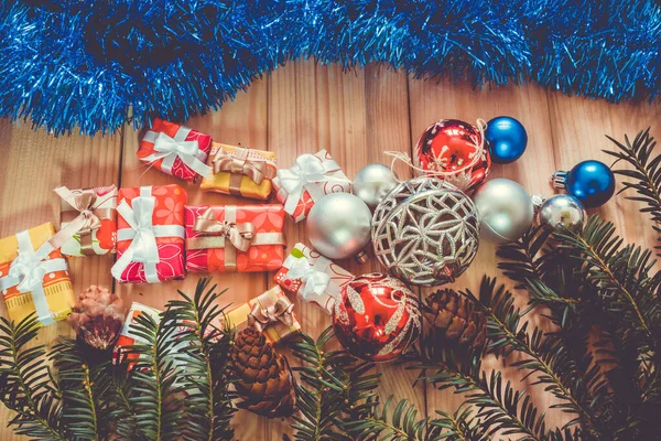 Kerst Achtergrond Met Dennenbomen Takken Cadeautjes Houten Bord Kleurrijke Kerstballen — Stockfoto