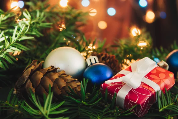 Kerst Achtergrond Met Dennenbomen Takken Cadeautjes Dennenappels Met Blauw Geel — Stockfoto