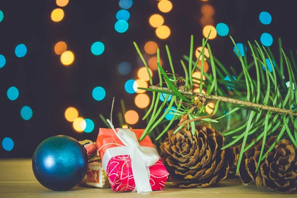 Kerst Achtergrond Met Dennenbomen Takken Cadeautjes Dennenappels Met Blauw Geel — Stockfoto