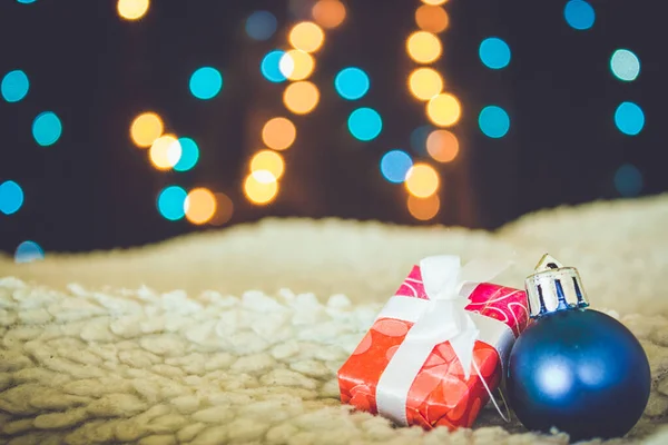 Kerst Achtergrond Met Dennenbomen Takken Cadeautjes Dennenappels Met Blauw Geel — Stockfoto