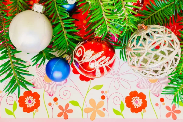 Kerst Achtergrond Met Dennenbomen Takken Decoraties Kerstballen Floral Board — Stockfoto