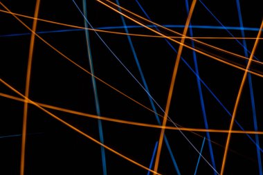 Mavi ve sarı ışıklara uzun pozlama ayarlarıyla soyut arkaplan