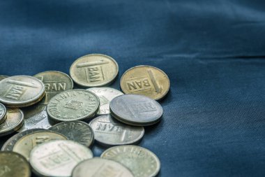 Mavi ipek arka planda karışık Avrupa sikkeleri yığını