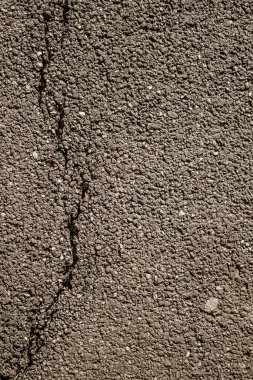 Asfalt yolundaki bir çatlağın dikey görüntüsünü kapat