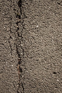 Asfalt yolundaki bir çatlağın dikey görüntüsünü kapat