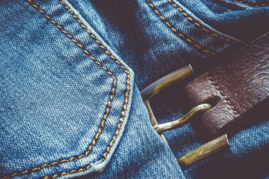 Kot pantolon ve deri kumaş.