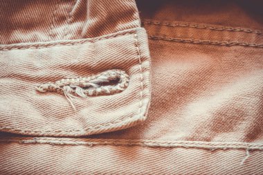 Dokusu olan bej kotlar. Kumaşa yakın