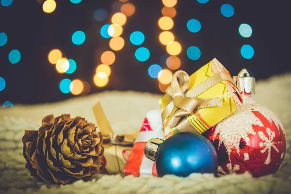 Kerst Achtergrond Met Dennenbomen Takken Cadeautjes Dennenappels Met Blauw Geel — Stockfoto