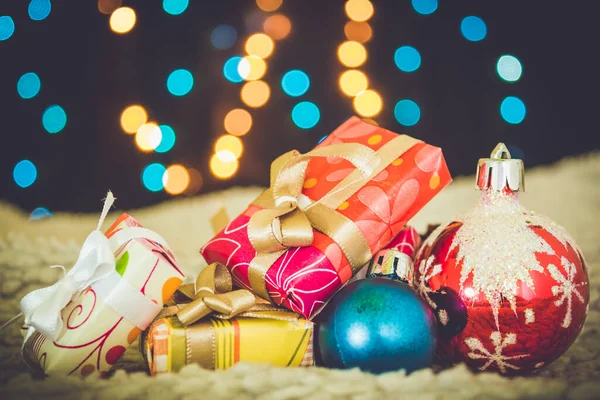 Kerst Achtergrond Met Dennenbomen Takken Cadeautjes Dennenappels Met Blauw Geel — Stockfoto