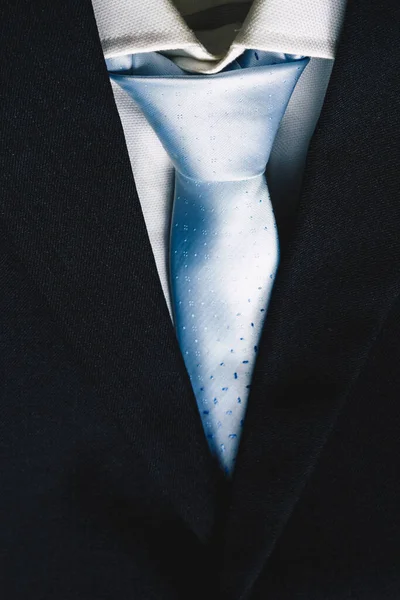 Egy Elegáns Öltöny Nyakkendőismeret Fehér Ing Parlamenti Háttere — Stock Fotó