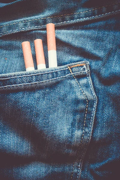 Calça Jeans Azul Com Textura Vertical Perto Tecido Cigarros Bolso — Fotografia de Stock