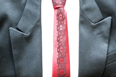 Beyaz arka planda şık moda kıyafetler.