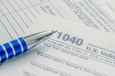 Vergi formu ticari konsepti: bireysel iade vergi formu ve mavi açık kalem makro görünümü