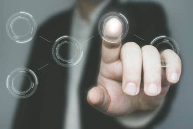 Takım elbiseli iş adamı ekranın üst kısmındaki bir şeyi işaret ediyor.