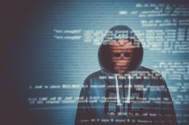 İkili kodlu bir ekranın üzerinde ve bir ekranın arkasında bir sürü veri içeren bir hacker