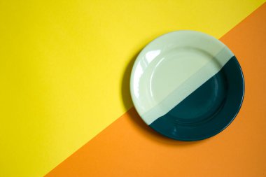 Turuncu ve sarı arkaplanda boş yeşil plaka