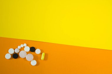 Pembe arka planda uyuşturucu haplarına yakın çekim