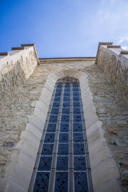 Transilvanya 'dan eski bir gotik kilisenin dış penceresi.