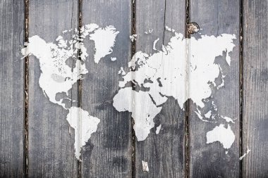 Tahta arka planda dünya haritası