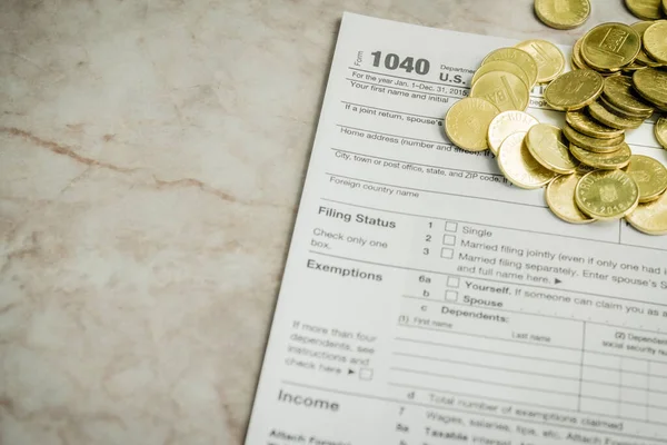 1040美国税务表格与硬币 税收概念 — 图库照片