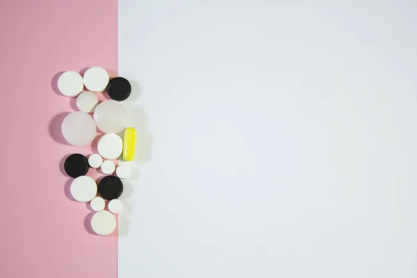 Ближе Наркотикам Таблетки Белом Розовом Фоне — стоковое фото