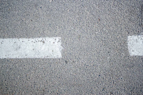 白い破線とアスファルトの質感 — ストック写真