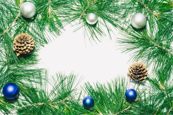 クリスマスボール 松葉と緑の松の葉を持つX Masの背景 テキストのコピースペース — ストック写真