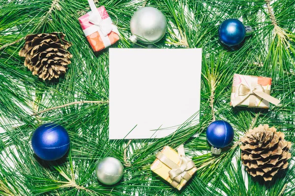 Kerst Achtergrond Met Kerstballen Cadeautjes Dennenappels Groene Dennenbladeren Vierkante Kopieerruimte — Stockfoto
