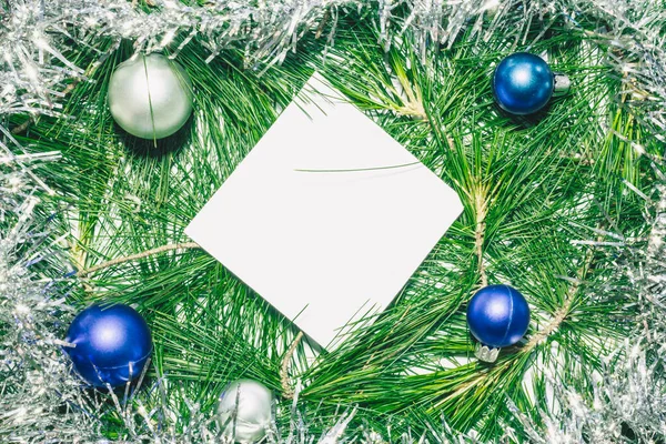 Fond Noël Avec Décoration Argentée Boules Noël Feuilles Pin Vert — Photo