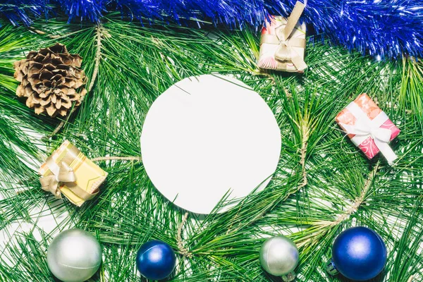 Kerst Achtergrond Met Blauwe Decoratie Kerstballen Cadeautjes Dennenappels Groene Dennenbladeren — Stockfoto