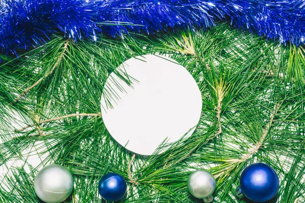 青い装飾 クリスマスボールと緑の松の葉を持つX Masの背景 テキストの丸みのあるコピースペース — ストック写真