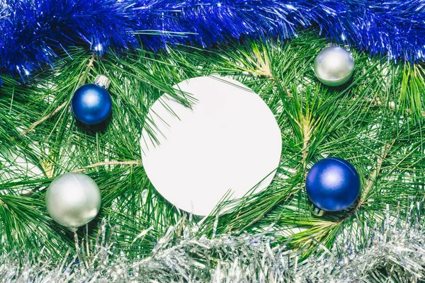 青と銀の装飾が施されたクリスマスの背景 緑の松の葉のクリスマスボール テキストの丸みのあるコピースペース — ストック写真