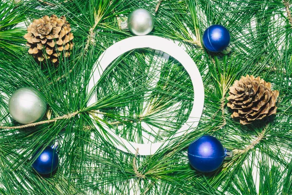 Kerst Achtergrond Met Kerstballen Dennenappels Groene Dennenbladeren Lege Cirkel Kopieer — Stockfoto