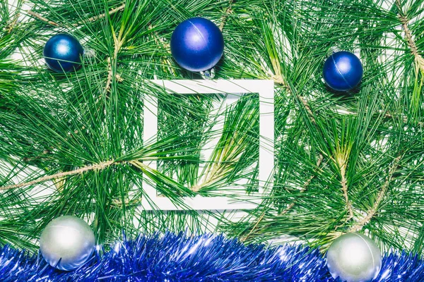 青い装飾 クリスマスボールと緑の松の葉を持つX Masの背景 テキストのための空の正方形のコピースペース — ストック写真