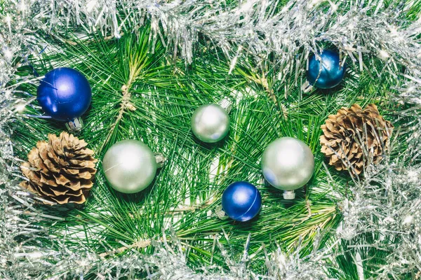 Mas Achtergrond Met Zilveren Decoratie Kerstballen Dennenappels Groene Dennenbladeren — Stockfoto