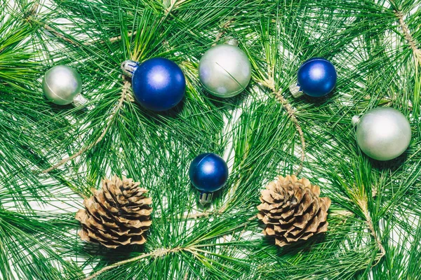 クリスマスボール 松葉と緑の松の葉を持つX Masの背景 — ストック写真