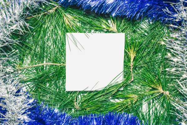 Weihnachten Hintergrund Mit Blauer Und Silberner Dekoration Auf Grünen Kiefernblättern — Stockfoto