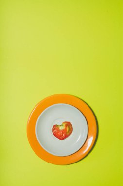 Minimum ocak biçimli domates dilimi arkaplanı. Beyaz ve turuncu tabakta sebze. Dikey kapak, afiş, broşür, broşür, sayfa tasarımı