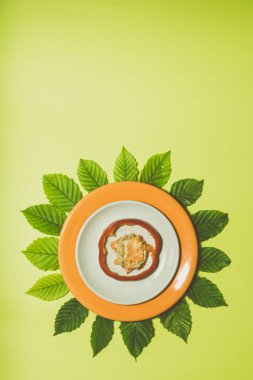 Beyaz ve turuncu tabakta kırmızı biber dilimi ve limon yeşili arka plan. Bir broşür, pankart, kapak veya broşür için dikey tasarım