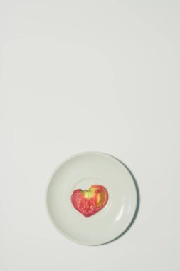 Minimum ocak biçimli domates dilimi arkaplanı. Beyaz tabakta meyve. Dikey kapak, afiş, broşür, broşür, sayfa tasarımı