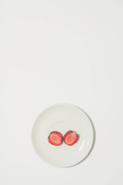 Asgari çilek dilimi arka planı. Beyaz tabakta meyve. Bir broşür, pankart, kapak veya broşür için dikey tasarım