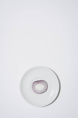 Asgari soğan arkaplanı. Beyaz tabakta sebze. Bir broşür, pankart, kapak veya broşür için dikey tasarım