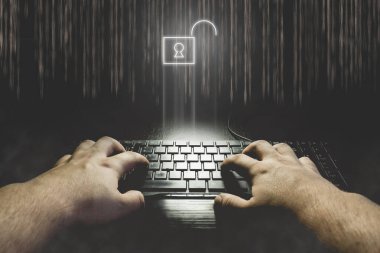 Kilitli olmayan asma kilit ikonuyla klavyeye el yazısı yazmak. Parola çizimi hackleniyor