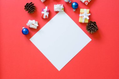 Kırmızı arkaplanda sunumlar. Noel alışveriş konsepti