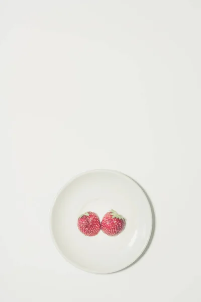 最小的草莓片背景 白盘上的水果 封底或传单的垂直设计 — 图库照片