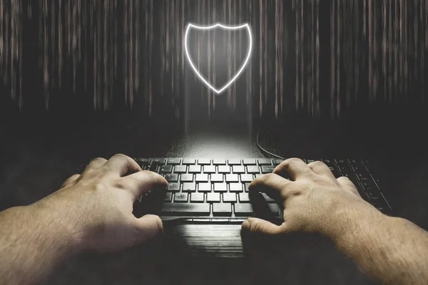 Mengetik Tangan Papan Ketik Dengan Ikon Perisai Hacking Konsep Keamanan — Stok Foto
