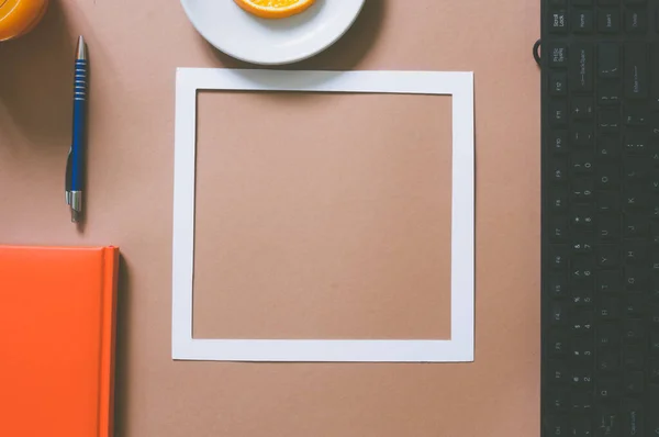 Pastel Üzerinde Boş Çerçevenin Üst Görüntüsü Farklı Nesnelerle Renklendirilmiş Ofis — Stok fotoğraf